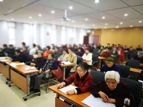 参加学习的老年大学学员_副本.jpg